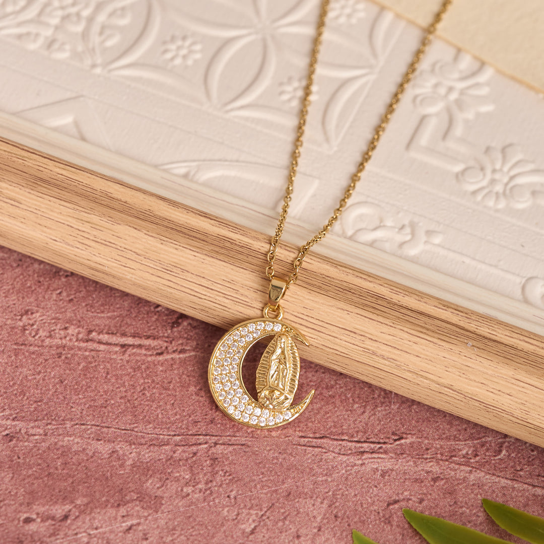 Christianartworkshop Collana con ciondolo a forma di luna crescente e zirconi della Madonna: gioiello con ciondolo della Sacra Fede e della Grazia Mariana. - image 3