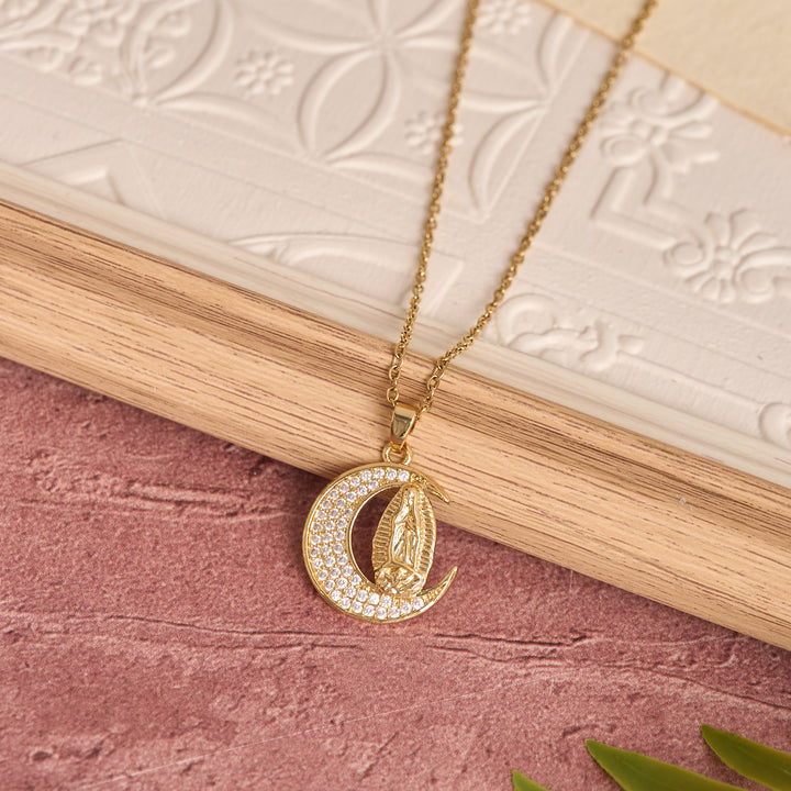 Christianartworkshop Collana con ciondolo a forma di luna crescente e zirconi della Madonna: gioiello con ciondolo della Sacra Fede e della Grazia Mariana. - image 3