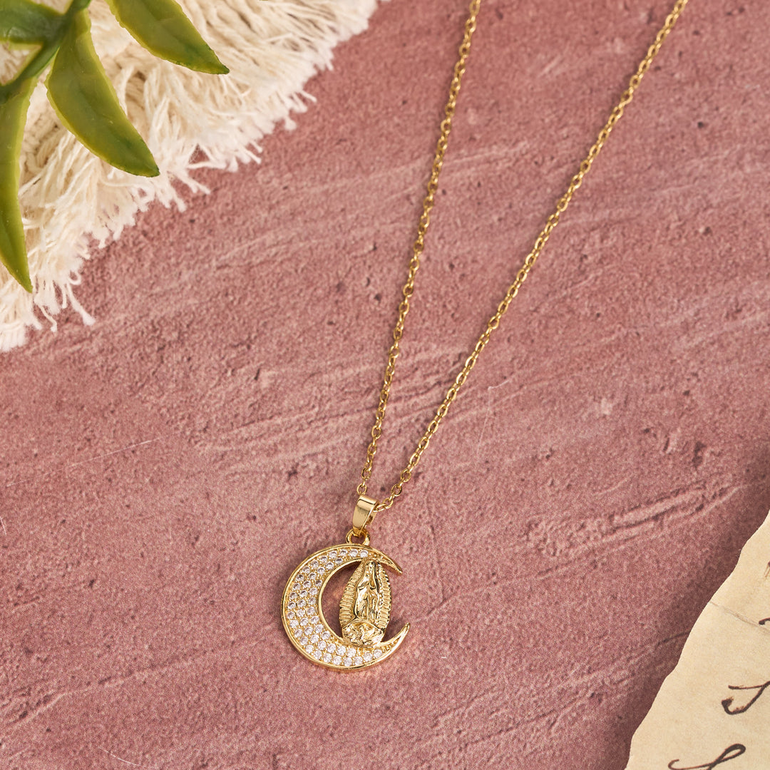 Christianartworkshop Collana con ciondolo a forma di luna crescente e zirconi della Madonna: gioiello con ciondolo della Sacra Fede e della Grazia Mariana. - image 4