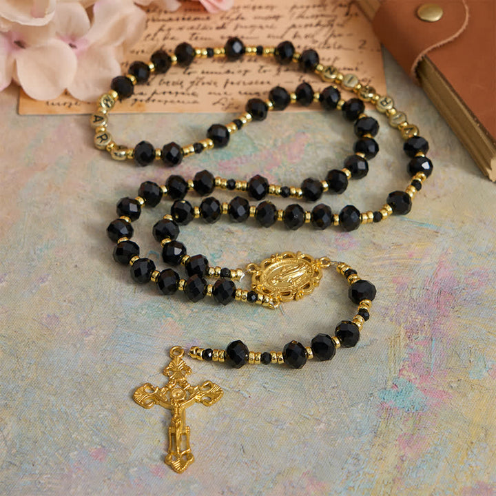 Rosario della Vergine Maria in vetro sfaccettato nero Christianartworkshop con lettere personalizzate per il nome della mamma - image 2