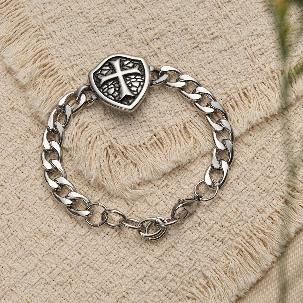 Christianartworkshop Bracciale a croce con scudo e maglie spesse e texture: simbolo di fede incrollabile e stile. - image 1