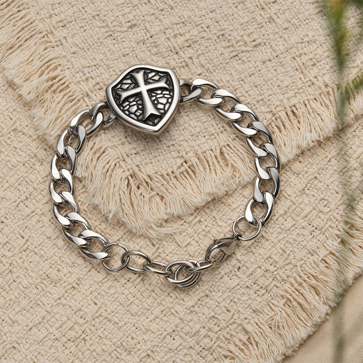 Christianartworkshop Bracciale a croce con scudo e maglie spesse e texture: simbolo di fede incrollabile e stile. - image 1