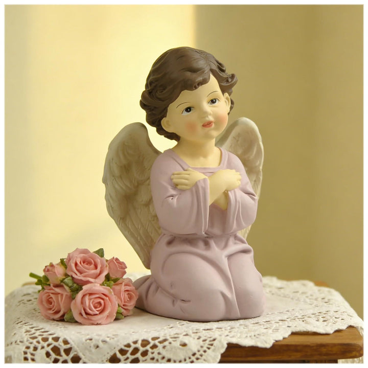 Christianartworkshop Statuette di angelo inginocchiato con veste viola, cuore, preghiera e braccia incrociate: promemoria della grazia celeste - Braccia incrociate - image 0