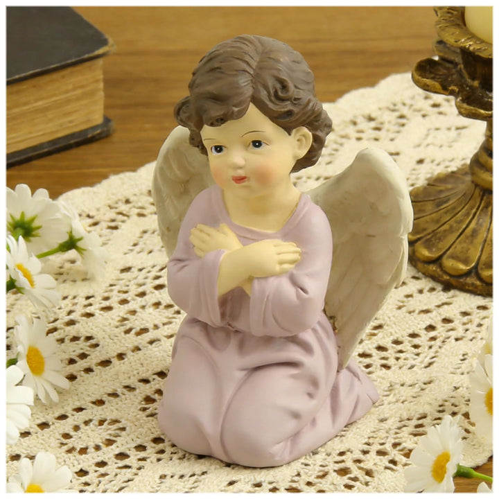 Christianartworkshop Statuette di angelo inginocchiato con veste viola, cuore, preghiera e braccia incrociate: promemoria della grazia celeste - image 1