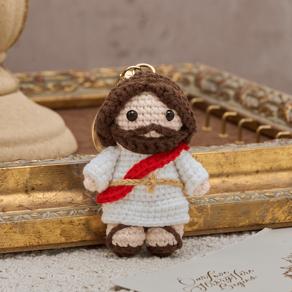 Christianartworkshop Portachiavi di Gesù in stile Q, realizzato a mano all'uncinetto: un simbolo di amore gentile e conforto divino. - Gesù in stile Q - image 0