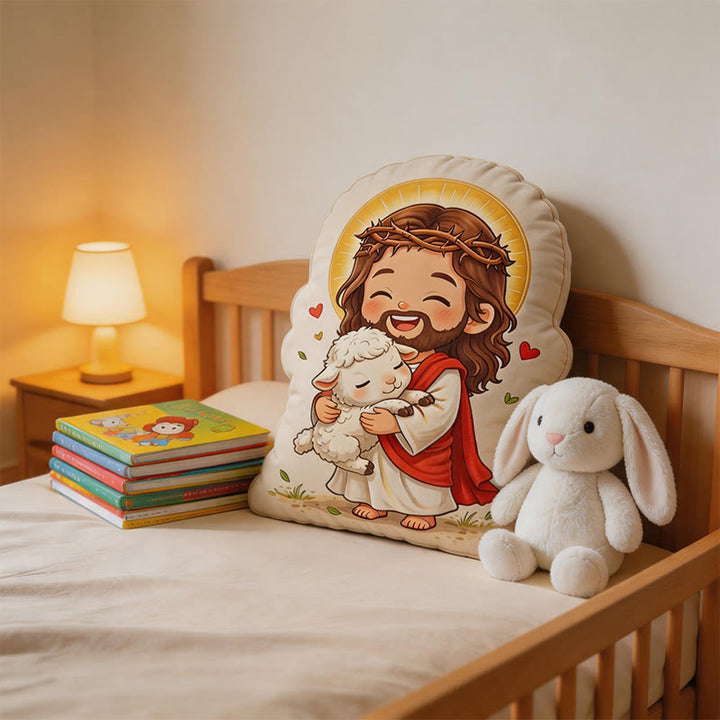 Christianartworkshop Simpatico cuscino di peluche a forma di Gesù con aureola e agnello: un'accogliente decorazione per la casa ispirata alla fede. - image 3