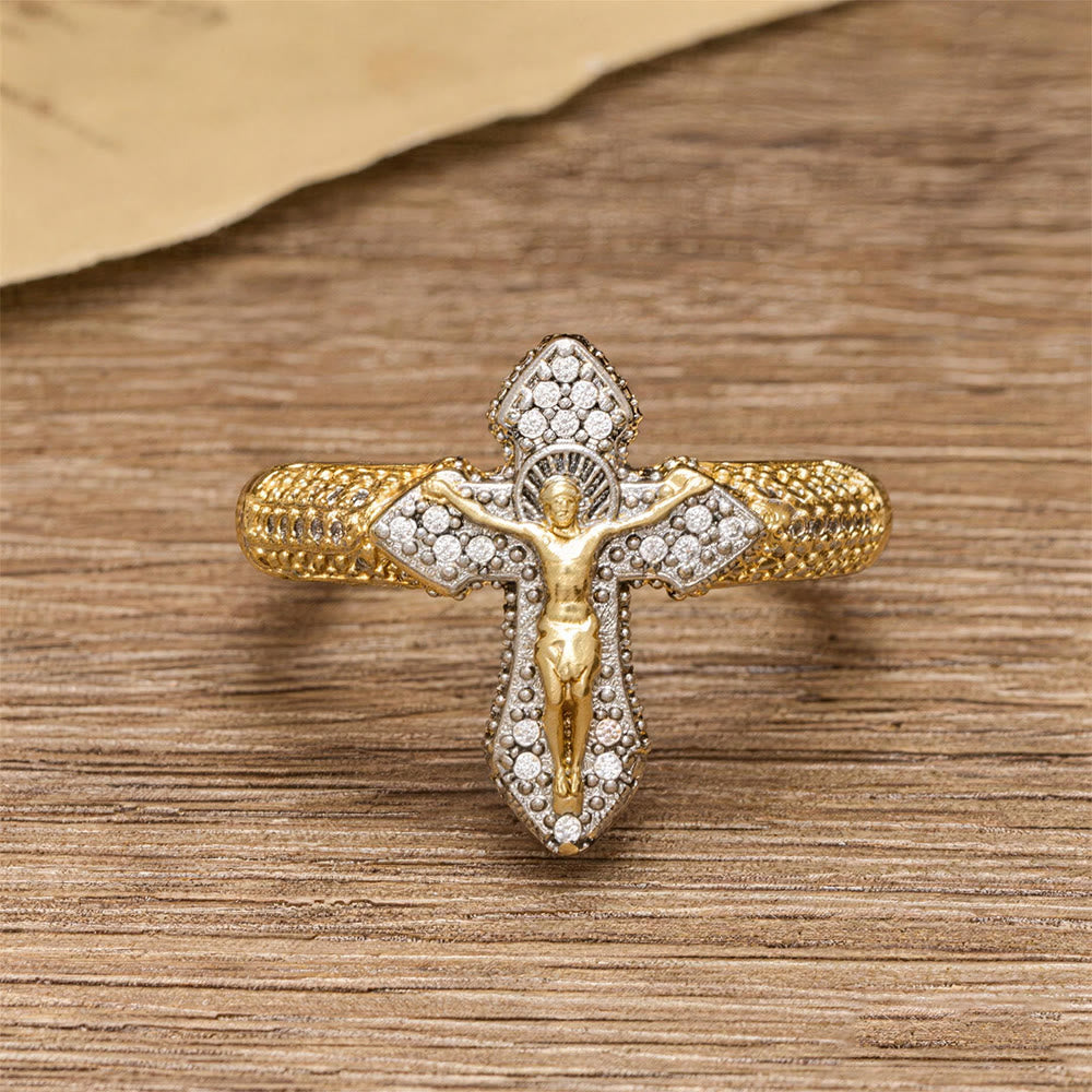 Christianartworkshop Anello con crocifisso bicolore pavé di zirconi: simbolo di un amore redentore senza tempo. - image 1