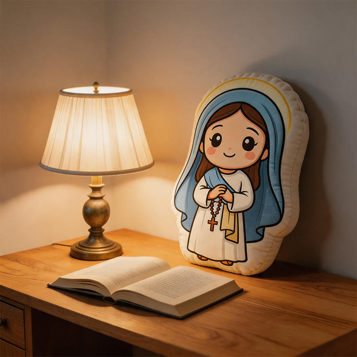 Christianartworkshop Simpatico cuscino in peluche a forma di Madonna con rosario: un'accogliente decorazione per la casa ispirata alla fede. - image 1