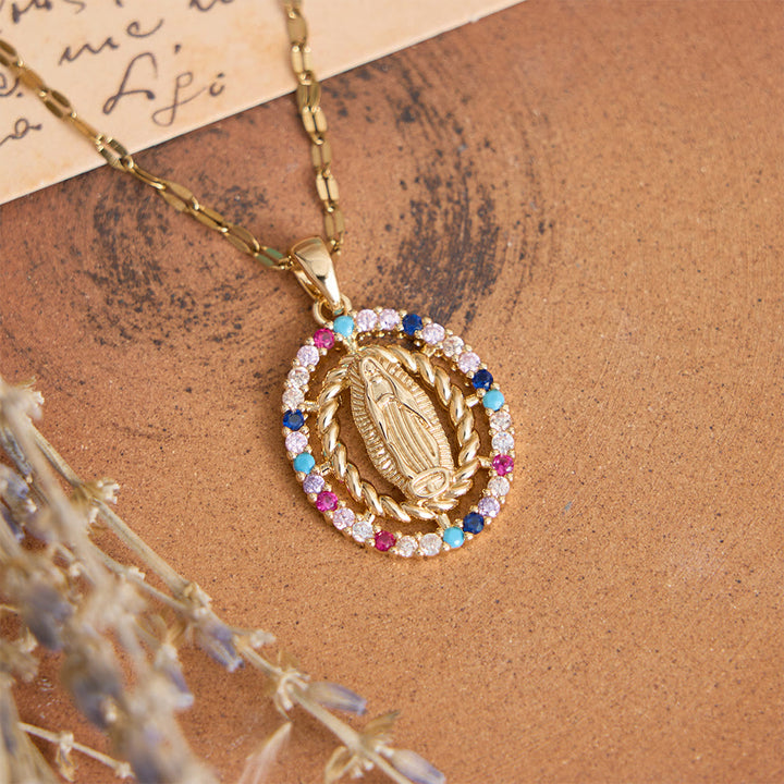 Christianartworkshop Collana con ciondolo della Madonna di Guadalupe con aureola di zirconi: simbolo di grazia mariana e luce divina. - image 2