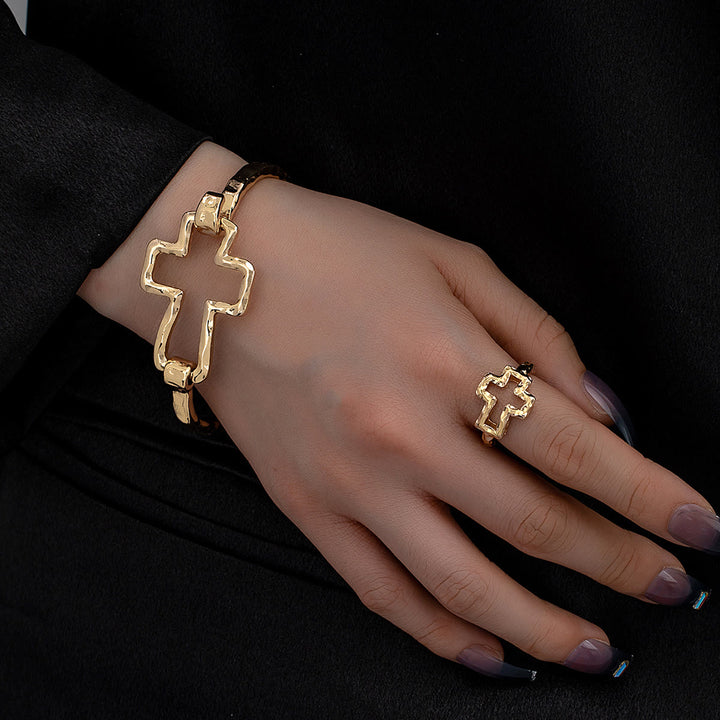 Set composto da bracciale e anello con croce martellata Christianartworkshop : simbolo di fede e raffinata semplicità. - Set dorato - image 0