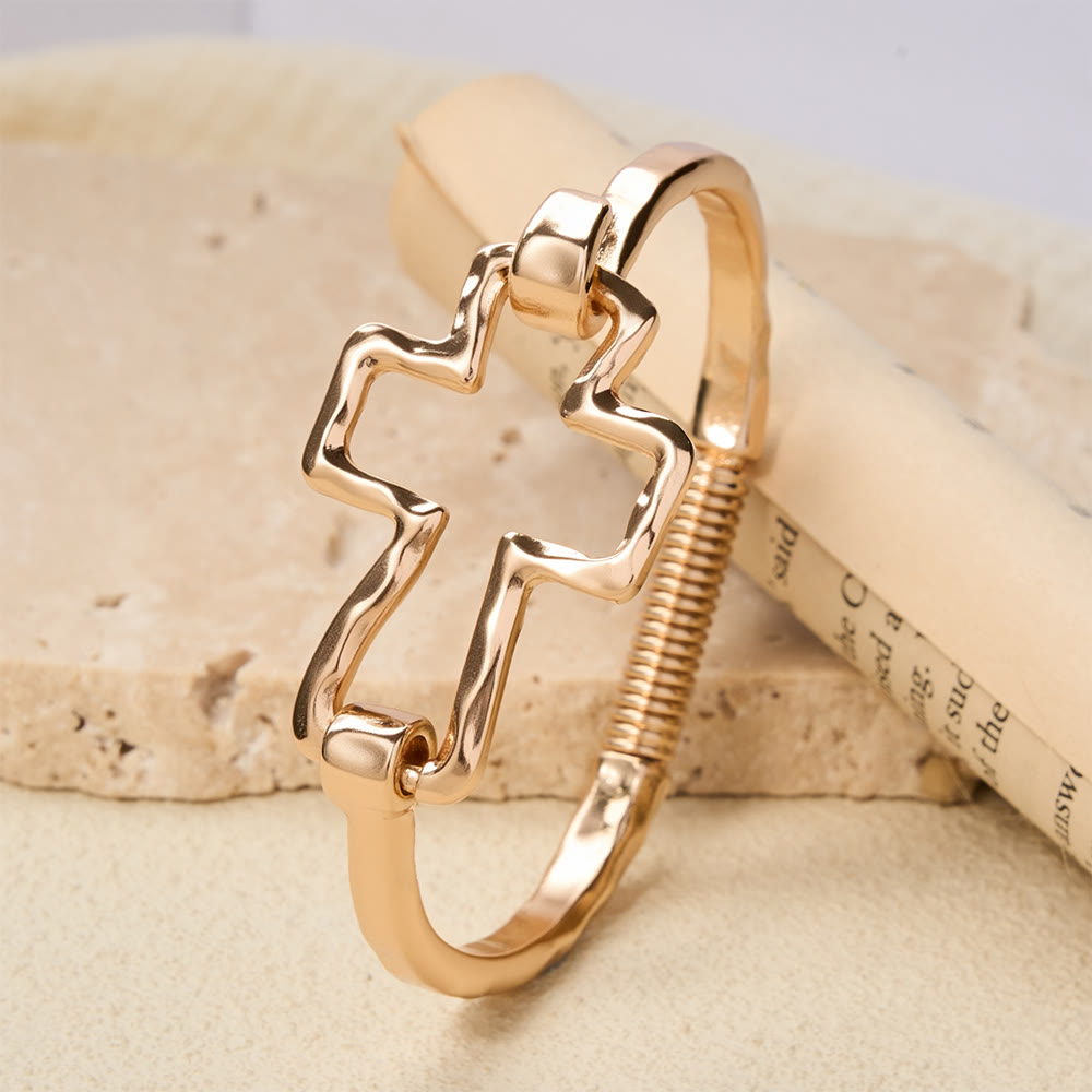 Set composto da bracciale e anello con croce martellata Christianartworkshop : simbolo di fede e raffinata semplicità. - image 3