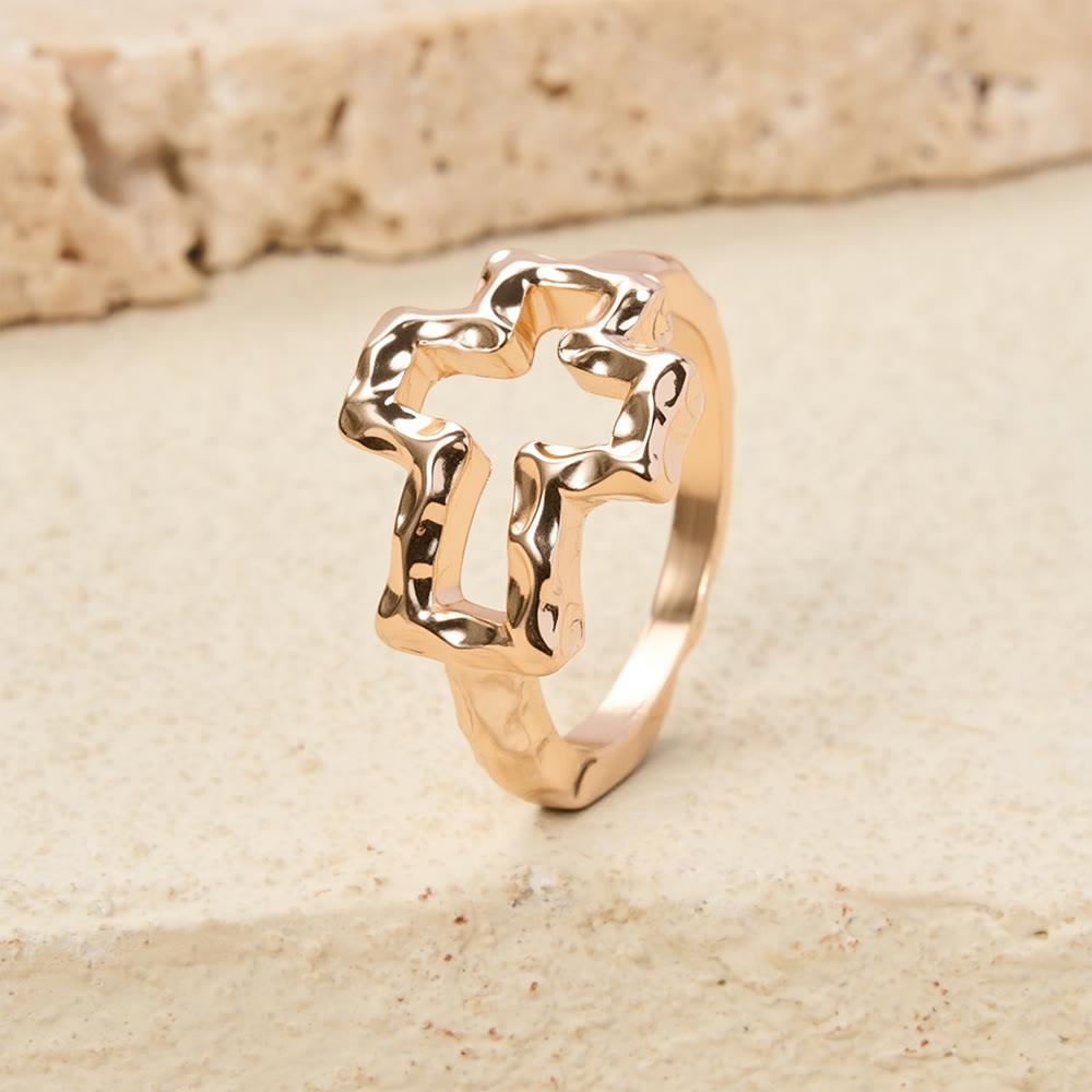 Set composto da bracciale e anello con croce martellata Christianartworkshop : simbolo di fede e raffinata semplicità. - image 4