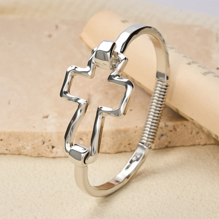 Set composto da bracciale e anello con croce martellata Christianartworkshop : simbolo di fede e raffinata semplicità. - image 8