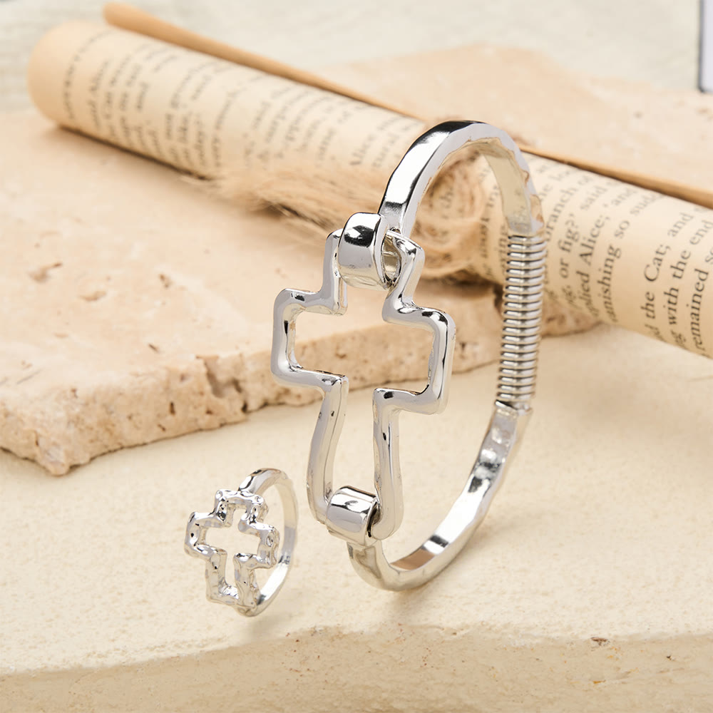 Set composto da bracciale e anello con croce martellata Christianartworkshop : simbolo di fede e raffinata semplicità. - image 7