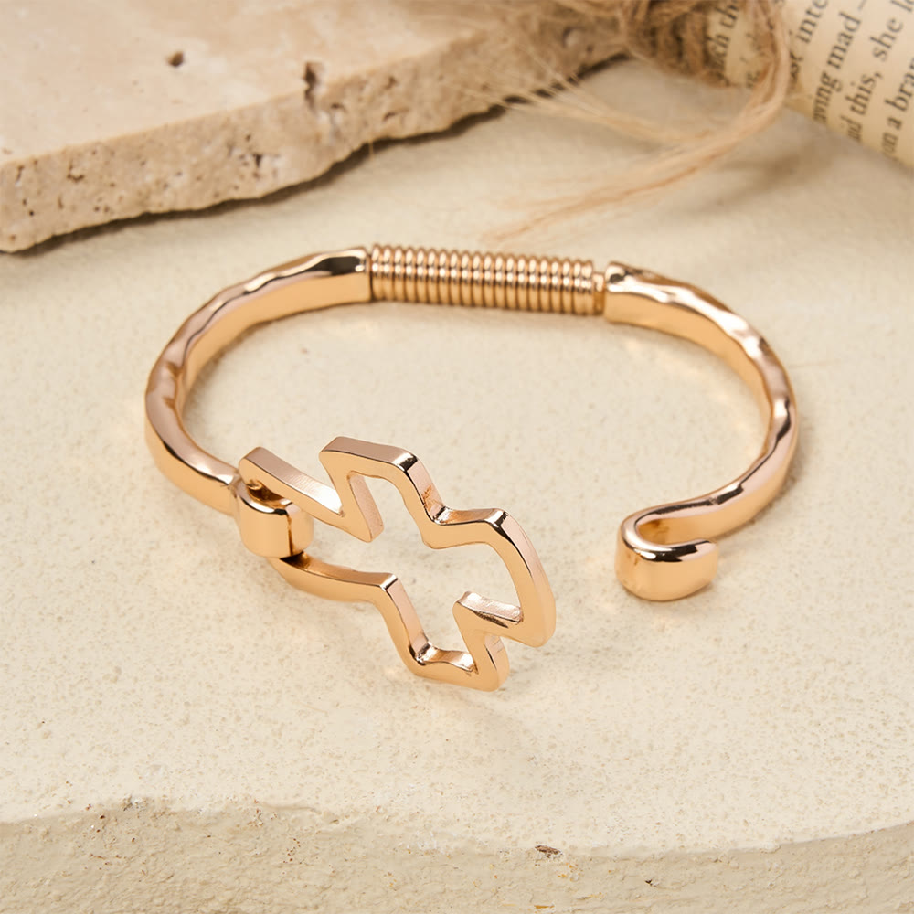 Set composto da bracciale e anello con croce martellata Christianartworkshop : simbolo di fede e raffinata semplicità. - image 5