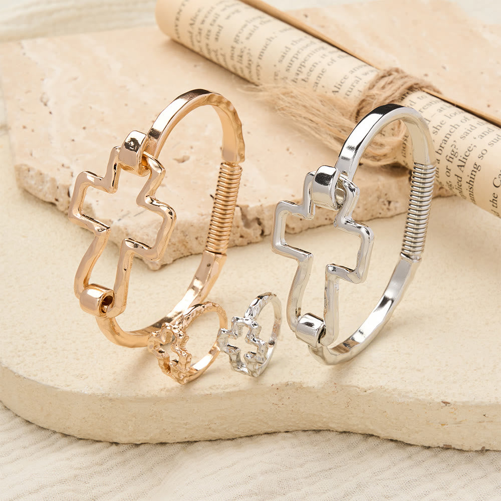 Set composto da bracciale e anello con croce martellata Christianartworkshop : simbolo di fede e raffinata semplicità. - image 1