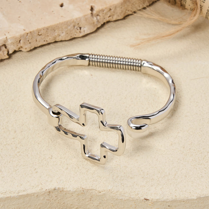 Set composto da bracciale e anello con croce martellata Christianartworkshop : simbolo di fede e raffinata semplicità. - image 11