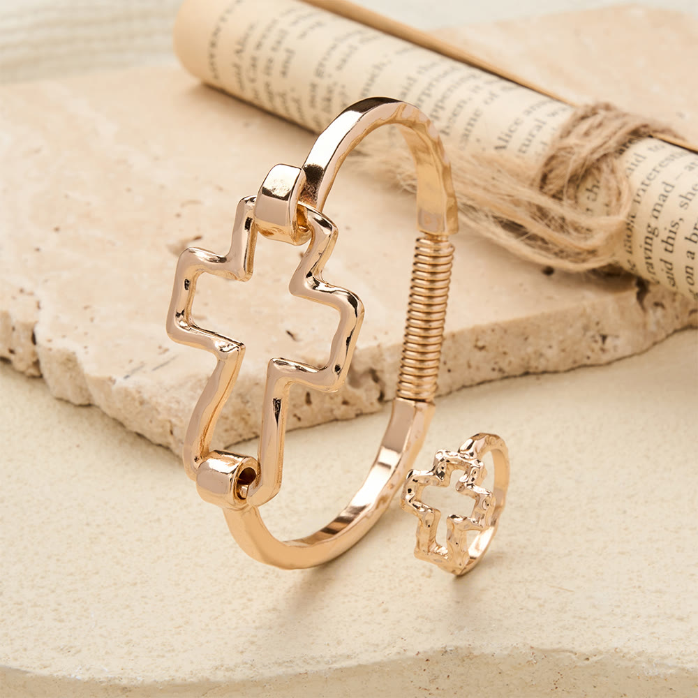 Set composto da bracciale e anello con croce martellata Christianartworkshop : simbolo di fede e raffinata semplicità. - image 2