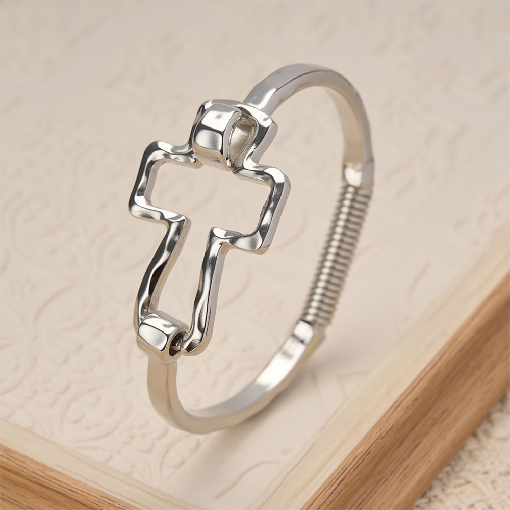 Set composto da bracciale e anello con croce martellata Christianartworkshop : simbolo di fede e raffinata semplicità. - image 10