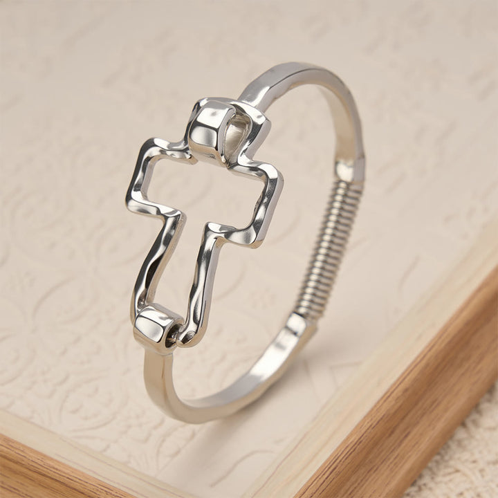 Set composto da bracciale e anello con croce martellata Christianartworkshop : simbolo di fede e raffinata semplicità. - image 10