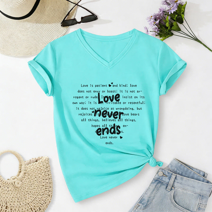 Christianartworkshop T-shirt casual con scollo a V e versetto biblico "L'amore non finisce mai". - Blu celeste - 2XL - image 8