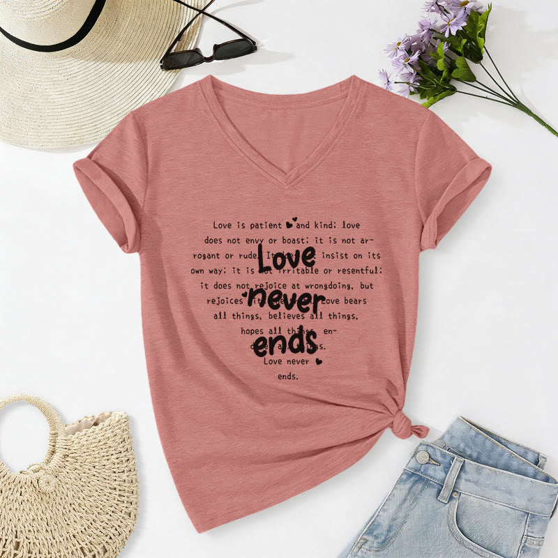 Christianartworkshop T-shirt casual con scollo a V e versetto biblico "L'amore non finisce mai". - Rosa chiaro - 2XL - image 10
