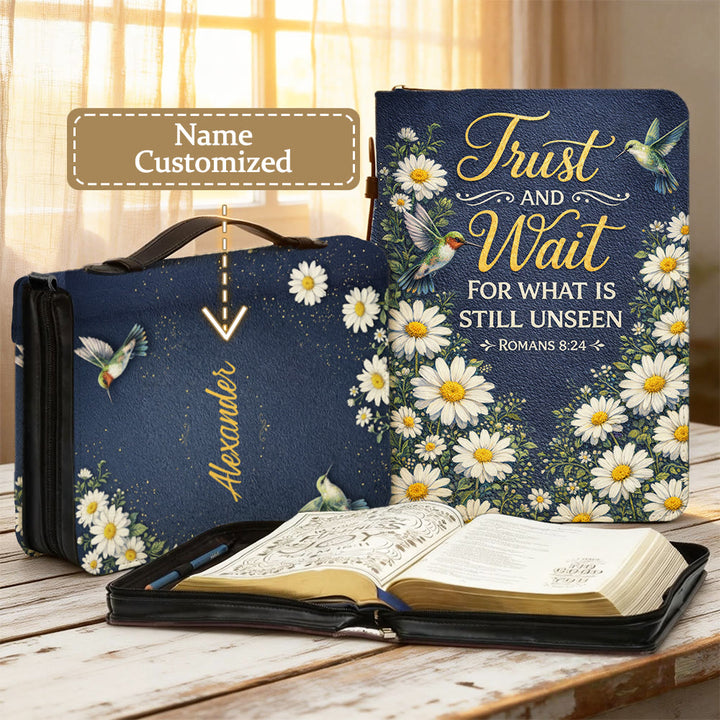 Christianartworkshop Abbi fiducia e attendi Romani 8:24 Copertina della Bibbia con margherita e colibrì - 2XL - Nome personalizzato - image 0