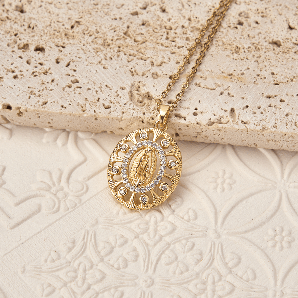 Christianartworkshop Collana con ciondolo della Madonna di Guadalupe in filigrana d'oro: simbolo di grazia mariana e bellezza senza tempo. - image 3