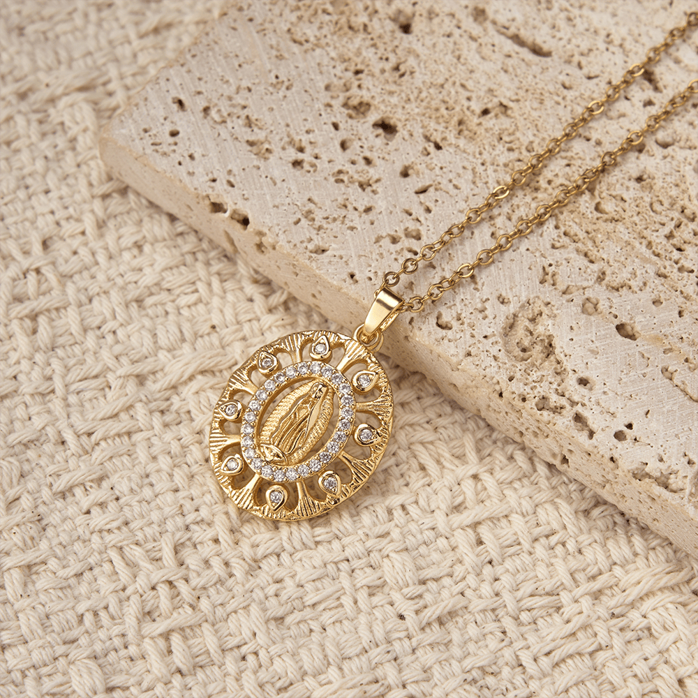 Christianartworkshop Collana con ciondolo della Madonna di Guadalupe in filigrana d'oro: simbolo di grazia mariana e bellezza senza tempo. - image 4