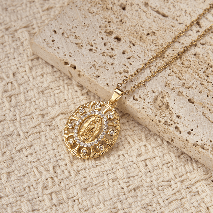 Christianartworkshop Collana con ciondolo della Madonna di Guadalupe in filigrana d'oro: simbolo di grazia mariana e bellezza senza tempo. - image 4
