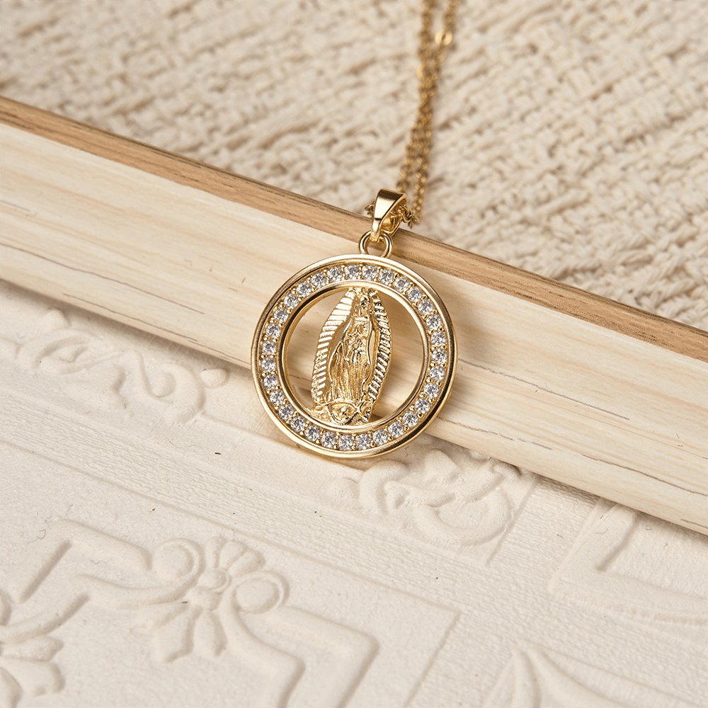 Christianartworkshop Collana con ciondolo a cerchio traforato raffigurante la Madonna di Guadalupe: un simbolo di grazia mariana e luce divina. - image 1