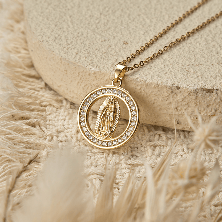 Christianartworkshop Collana con ciondolo a cerchio traforato raffigurante la Madonna di Guadalupe: un simbolo di grazia mariana e luce divina. - Nostra Signora - image 0