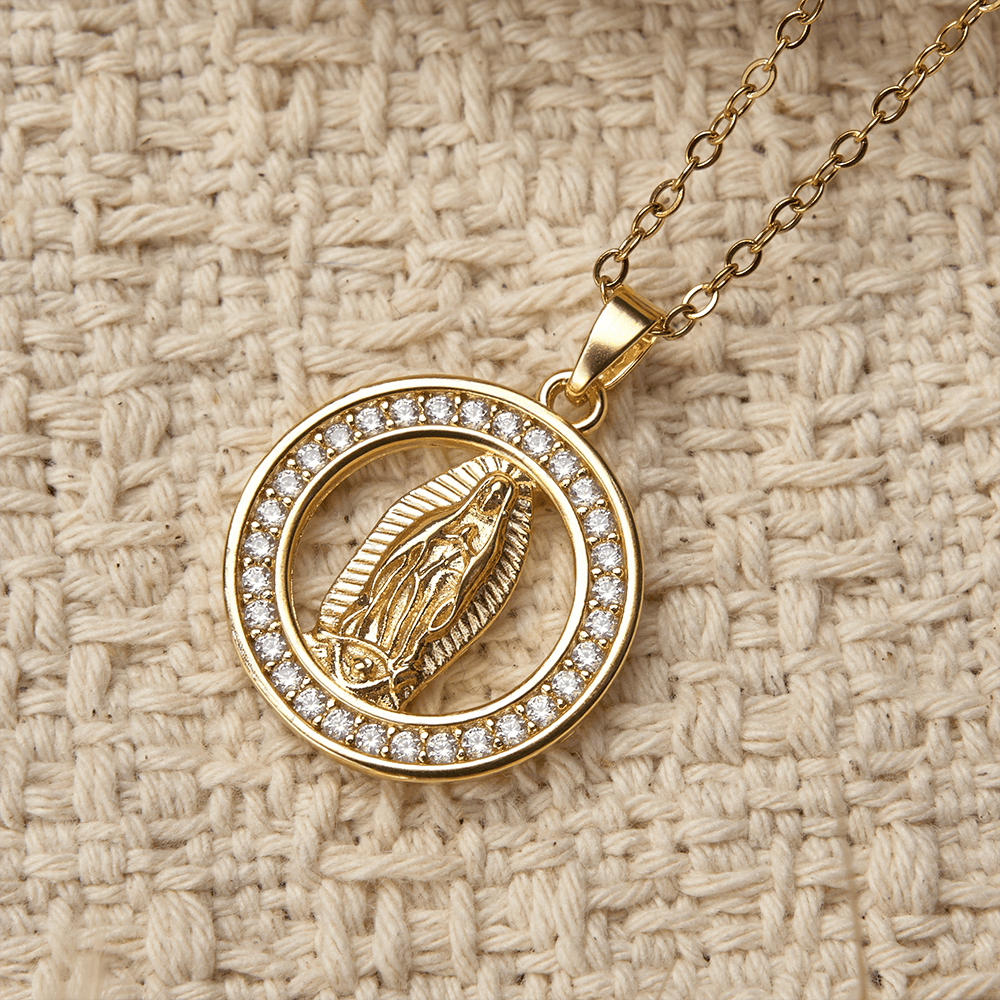 Christianartworkshop Collana con ciondolo a cerchio traforato raffigurante la Madonna di Guadalupe: un simbolo di grazia mariana e luce divina. - image 2