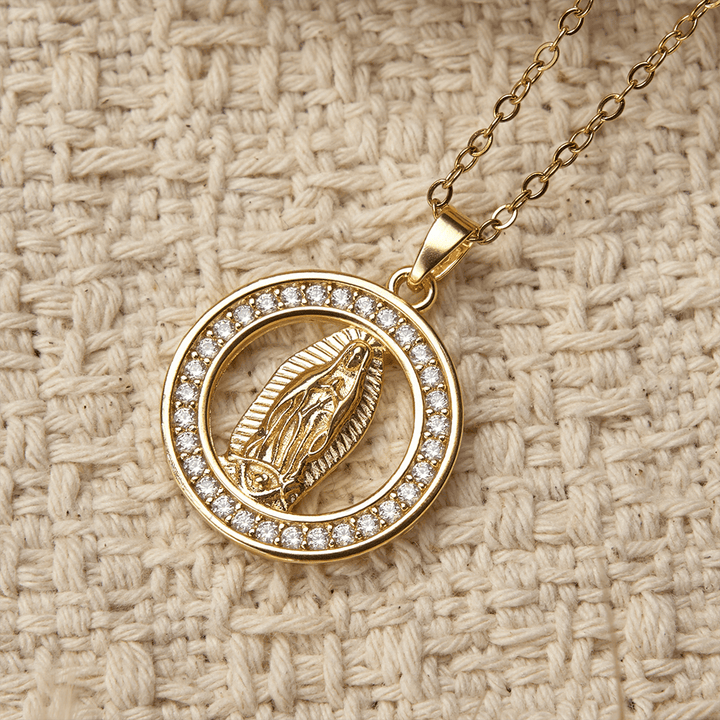 Christianartworkshop Collana con ciondolo a cerchio traforato raffigurante la Madonna di Guadalupe: un simbolo di grazia mariana e luce divina. - image 2