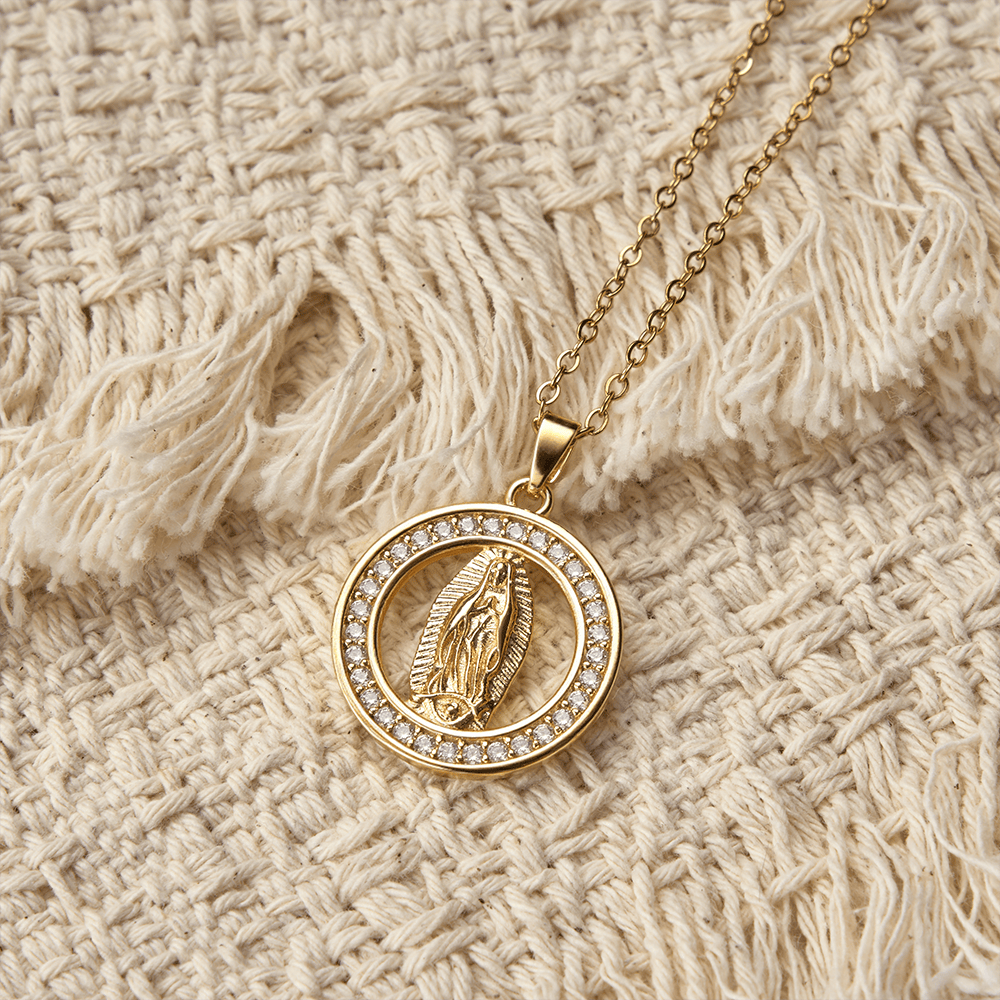 Christianartworkshop Collana con ciondolo a cerchio traforato raffigurante la Madonna di Guadalupe: un simbolo di grazia mariana e luce divina. - image 3