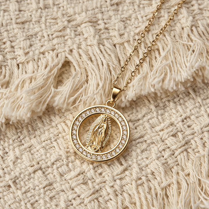 Christianartworkshop Collana con ciondolo a cerchio traforato raffigurante la Madonna di Guadalupe: un simbolo di grazia mariana e luce divina. - image 3