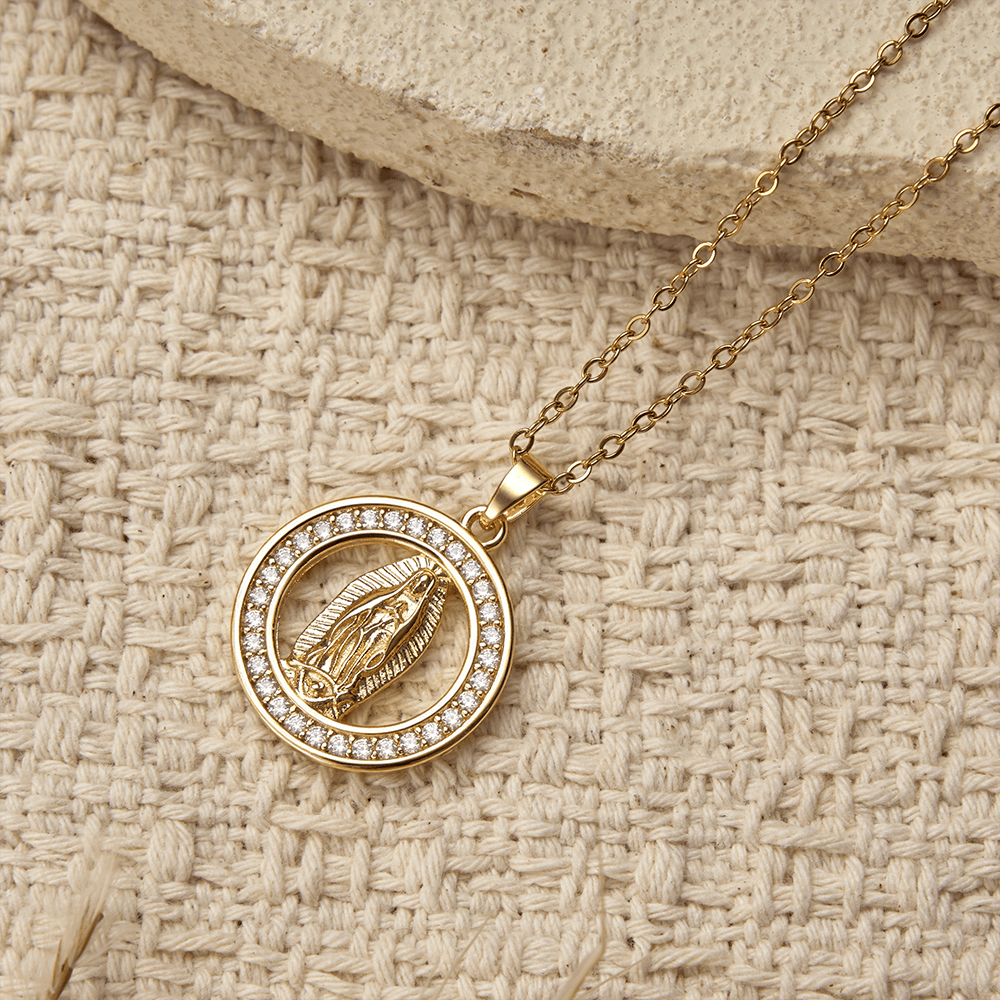 Christianartworkshop Collana con ciondolo a cerchio traforato raffigurante la Madonna di Guadalupe: un simbolo di grazia mariana e luce divina. - image 4