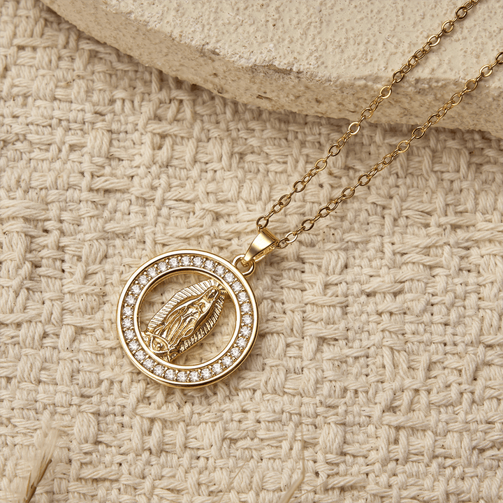 Christianartworkshop Collana con ciondolo a cerchio traforato raffigurante la Madonna di Guadalupe: un simbolo di grazia mariana e luce divina. - image 4
