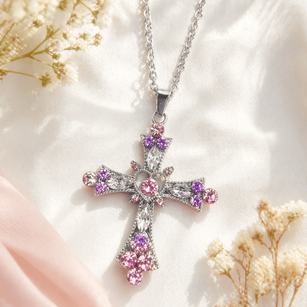 Christianartworkshop Collana con croce in zirconi rosa e viola e dettaglio a cuore: uno splendido simbolo di amore e devozione. - Croce rosa e viola - image 0