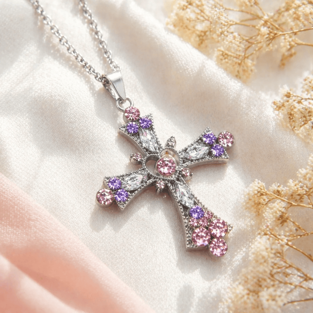 Christianartworkshop Collana con croce in zirconi rosa e viola e dettaglio a cuore: uno splendido simbolo di amore e devozione. - image 1