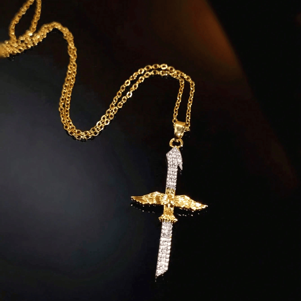 Christianartworkshop Collana con croce a forma di spada e ali di colomba in zirconi scintillanti: un promemoria di protezione divina - image 1