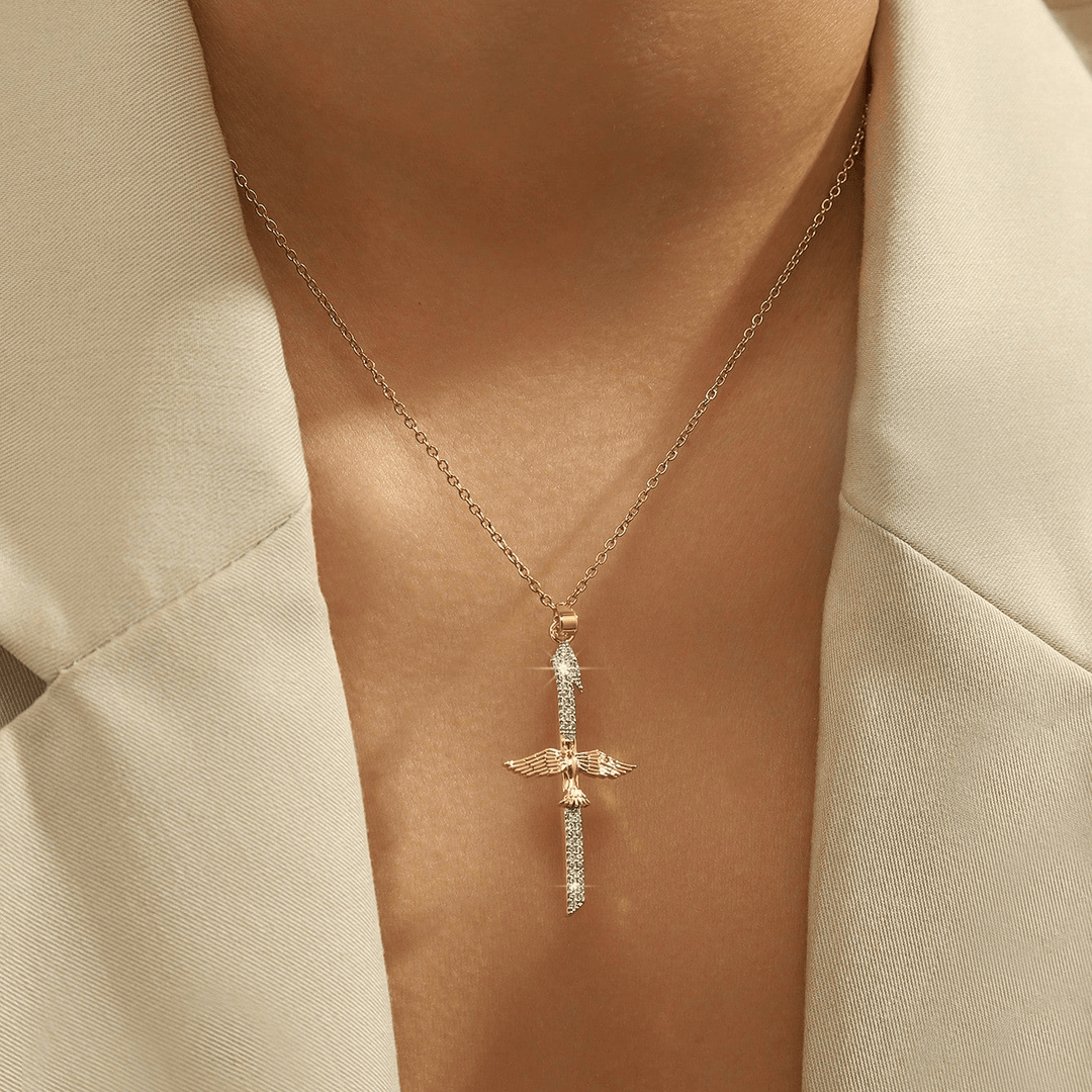 Christianartworkshop Collana con croce a forma di spada e ali di colomba in zirconi scintillanti: un promemoria di protezione divina - Croce dello Spirito Santo - image 0