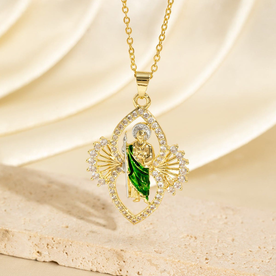 Collana con pendente decorato di San Giuda Taddeo con aureola di zirconi a forma di ventaglio, realizzata Christianartworkshop : simbolo di speranza e grazia divina. - San Giuda - image 0