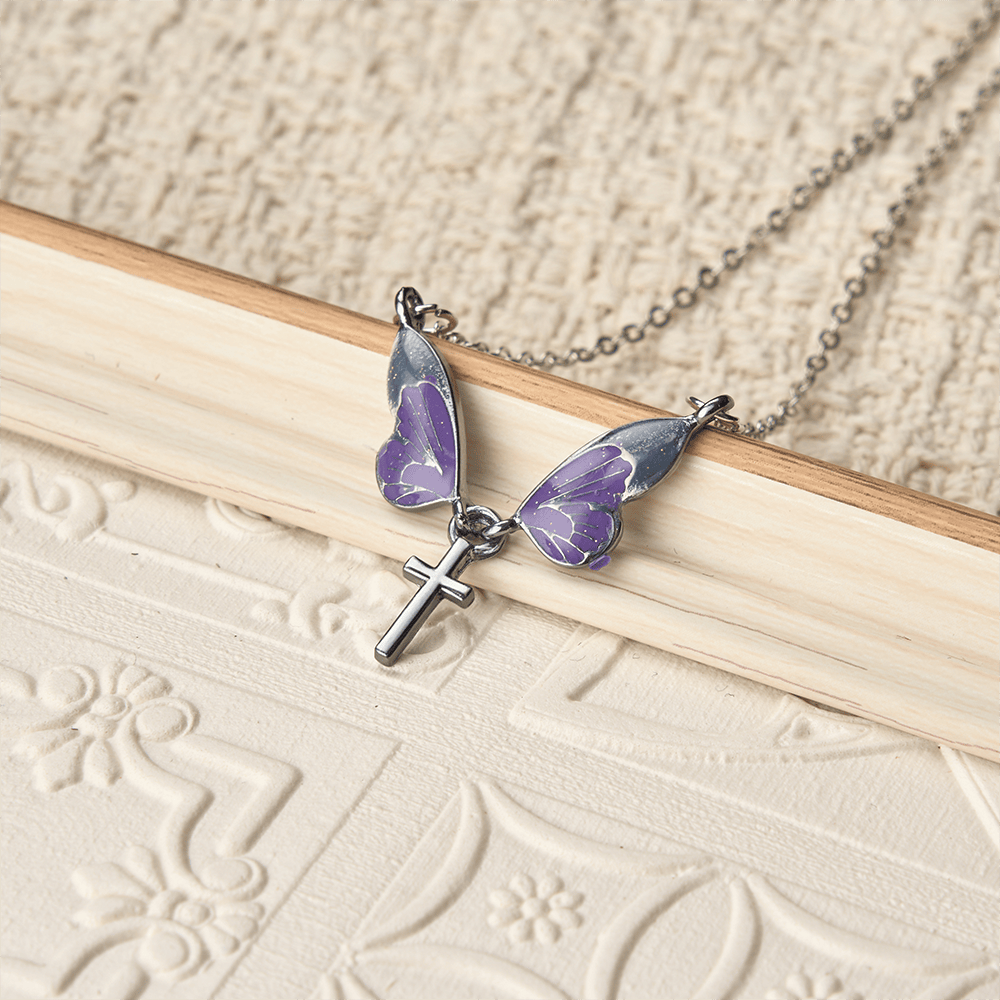 Christianartworkshop Collana con ciondolo a croce e ali di farfalla: un simbolo abbagliante di luce divina e speranza. - image 1