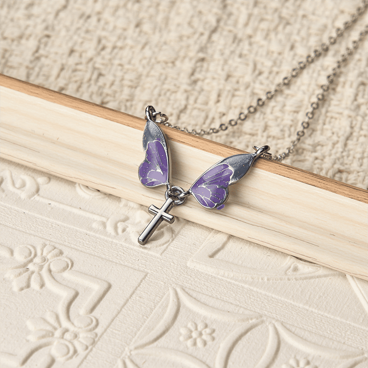 Christianartworkshop Collana con ciondolo a croce e ali di farfalla: un simbolo abbagliante di luce divina e speranza. - image 1