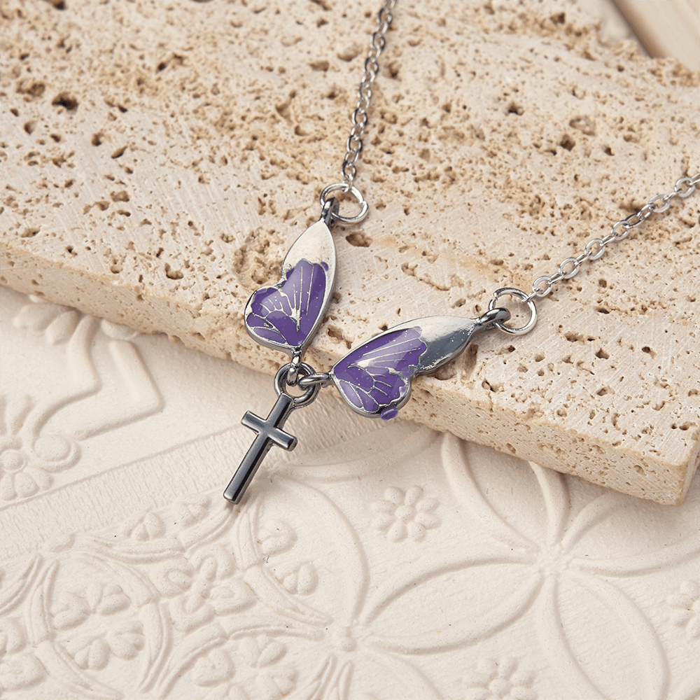 Christianartworkshop Collana con ciondolo a croce e ali di farfalla: un simbolo abbagliante di luce divina e speranza. - image 3