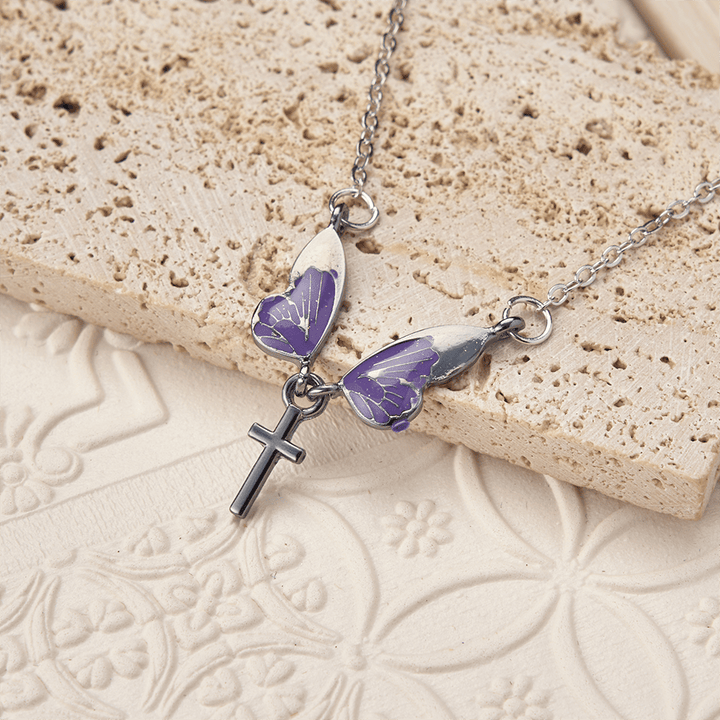 Christianartworkshop Collana con ciondolo a croce e ali di farfalla: un simbolo abbagliante di luce divina e speranza. - image 3