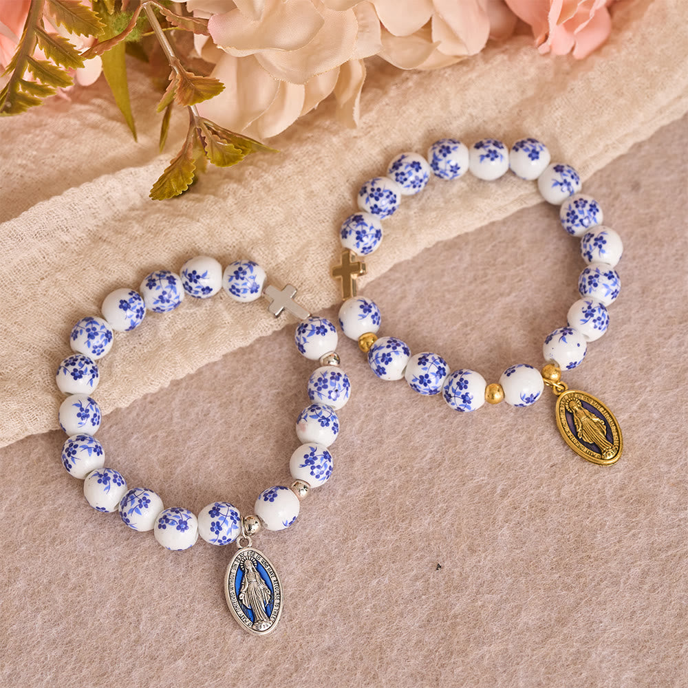 Christianartworkshop Bracciale in ceramica con perline floreali in stile vintage, croce e medaglia di Maria: un ricordo della grazia divina. - image 1