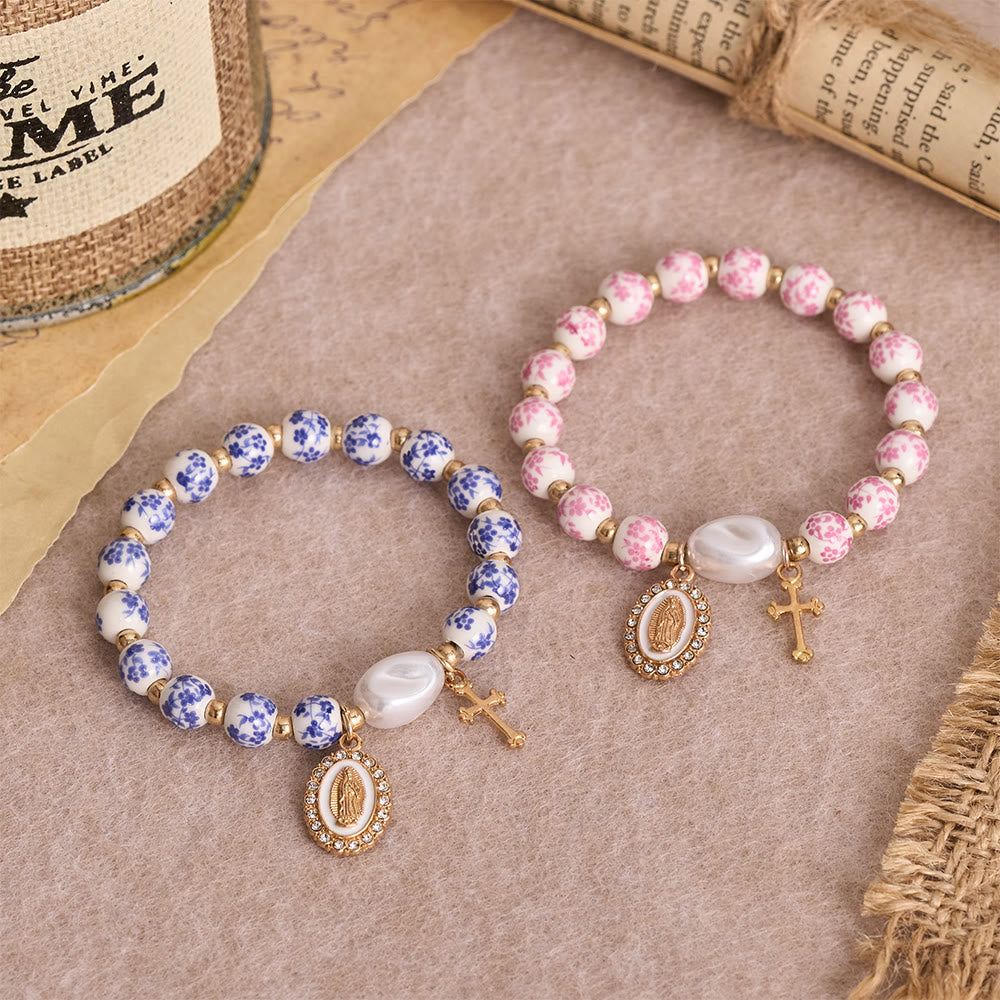 Christianartworkshop Bracciale in ceramica blu/rosa con motivo floreale e grande perlina bianca decorativa: un promemoria della grazia divina. - image 1