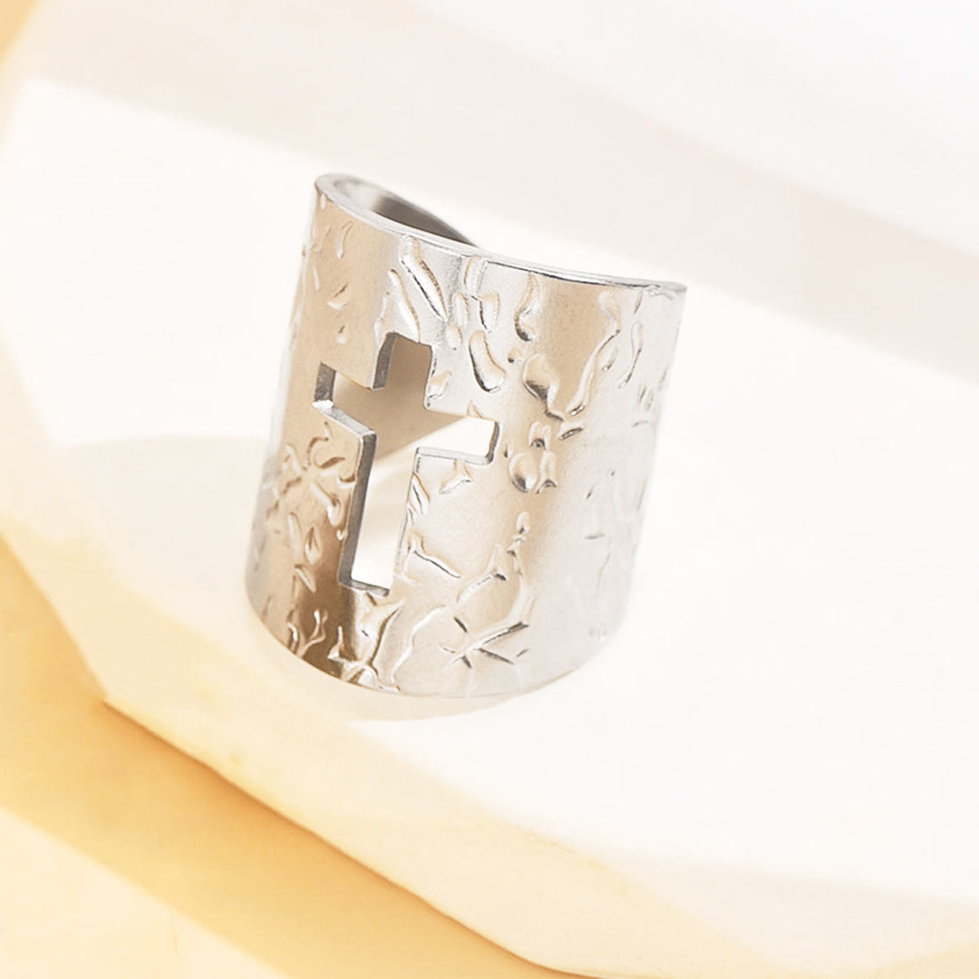 Christianartworkshop Anello a croce largo e regolabile con finitura testurizzata: un simbolo quotidiano di fede e fiducia. - Argento (adatto alle taglie US 7-9) - image 3